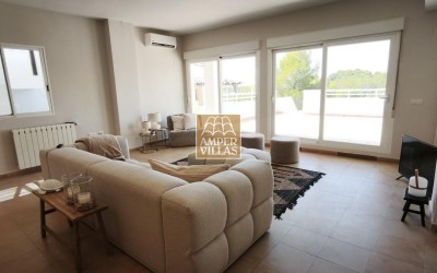 Beautiful, fully refurbished apartment with spacious terraces.
